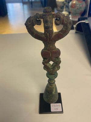Collection de trois haches en bronze, un miroir et une idole anthropomorphe à deux têtes de dragon, Luristan, 2000 avant J.C et avant — photo 7