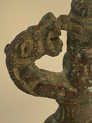 Collection de trois haches en bronze, un miroir et une idole anthropomorphe à deux têtes de dragon, Luristan, 2000 avant J.C et avant — photo 9