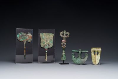 Collection de trois haches en bronze, un miroir et une idole anthropomorphe à deux têtes de dragon, Luristan, 2000 avant J.C et avant