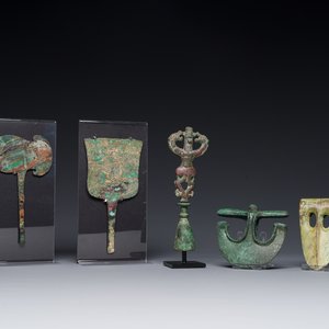 Collection de trois haches en bronze, un miroir et une idole anthropomorphe à deux têtes de dragon, Luristan, 2000 avant J.C et avant — photo 1
