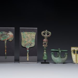 Collection de trois haches en bronze, un miroir et une idole anthropomorphe à deux têtes de dragon, Luristan, 2000 avant J.C et avant — photo 2