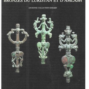 Collection de trois haches en bronze, un miroir et une idole anthropomorphe à deux têtes de dragon, Luristan, 2000 avant J.C et avant — photo 5