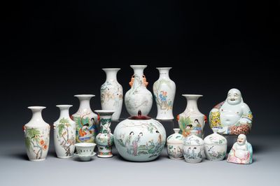 Collection variée de 15 pièces en porcelaine de Chine qianjiang cai, famille rose et verte, 19/20ème