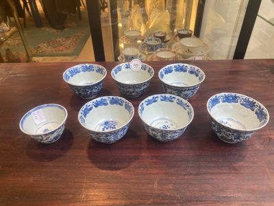 Collection variée de 18 pièces en porcelaine de Chine en bleu et blanc et famille rose, Kangxi/Yongzheng — photo 1