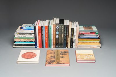 Collection variée de 55 livres de référence sur l'art chinois principalement sur le travail de la laque, le jade et la peinture