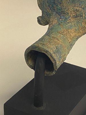 Collection variée de crochets, d'une cloche et d'un poignard de palanquin khmer en bronze, époque d'Angkor Wat, Thaïlande, 12ème — photo 24