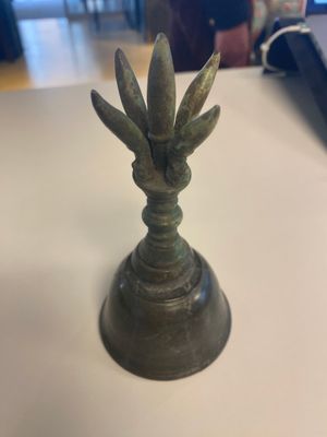 Collection variée de crochets, d'une cloche et d'un poignard de palanquin khmer en bronze, époque d'Angkor Wat, Thaïlande, 12ème — photo 8