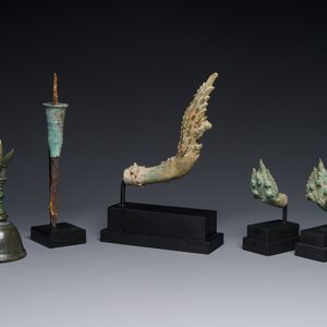 Collection variée de crochets, d'une cloche et d'un poignard de palanquin khmer en bronze, époque d'Angkor Wat, Thaïlande, 12ème — photo 1