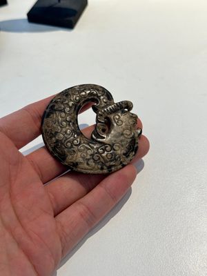 Collection variée de disques de typr 'bi' et de pendentifs en jade, Chine, 1er av. J.-C. et avant — photo 12