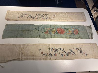 Collection variée de panneaux en soie brodée, un couvre-éventail et des badges de rang, 19ème — photo 21