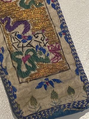 Collection variée de panneaux en soie brodée, un couvre-éventail et des badges de rang, 19ème — photo 30