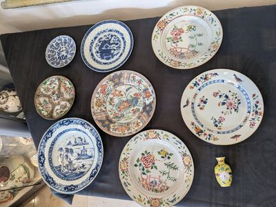 Collection variée en porcelaine de Chine en bleu et blanc et famille rose, 18/19ème — photo 1