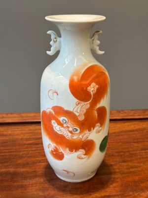 Collection variée en porcelaine de Chine qianjiang cai et à décor en rouge de fer, signée Liu Shuntai 劉順太, 19/20ème — photo 13
