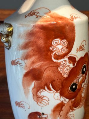 Collection variée en porcelaine de Chine qianjiang cai et à décor en rouge de fer, signée Liu Shuntai 劉順太, 19/20ème — photo 8