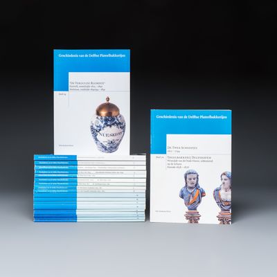 Complete 20-delige reeks ‘Geschiedenis van de Delftse Plateelbakkerijen’ – naslagcollectie over Delfts aardewerk, Wik Hoekstra-Klein, 1999-2013, Wik Hoekstra-Klein, 1999-2013