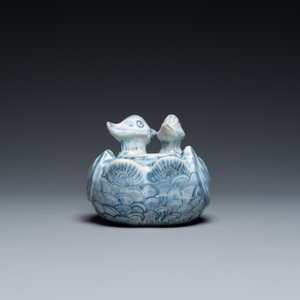 Compte-gouttes en forme de canards jumeaux en porcelaine de Chine en bleu et blanc, Ming — photo 3