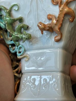 Coupe archaïque de forme 'zun' en porcelaine de Chine famille rose à décor de neuf dragons appliqués, Qianlong/Jiaqing — photo 14
