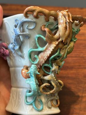 Coupe archaïque de forme 'zun' en porcelaine de Chine famille rose à décor de neuf dragons appliqués, Qianlong/Jiaqing — photo 17