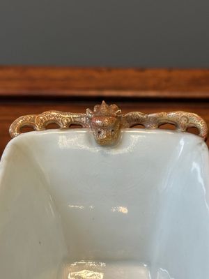 Coupe archaïque de forme 'zun' en porcelaine de Chine famille rose à décor de neuf dragons appliqués, Qianlong/Jiaqing — photo 18