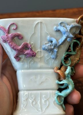 Coupe archaïque de forme 'zun' en porcelaine de Chine famille rose à décor de neuf dragons appliqués, Qianlong/Jiaqing — photo 20