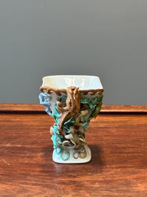 Coupe archaïque de forme 'zun' en porcelaine de Chine famille rose à décor de neuf dragons appliqués, Qianlong/Jiaqing — photo 2