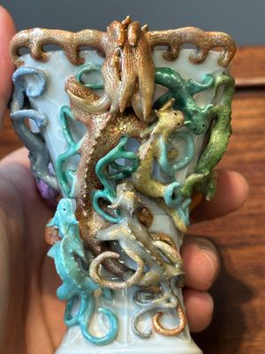Coupe archaïque de forme 'zun' en porcelaine de Chine famille rose à décor de neuf dragons appliqués, Qianlong/Jiaqing — photo 21