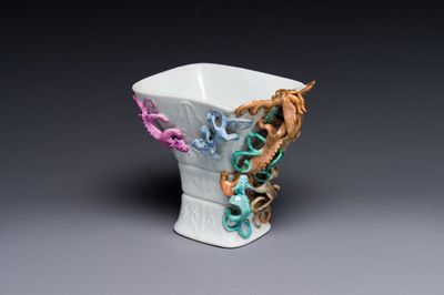 Coupe archaïque de forme 'zun' en porcelaine de Chine famille rose à décor de neuf dragons appliqués, Qianlong/Jiaqing