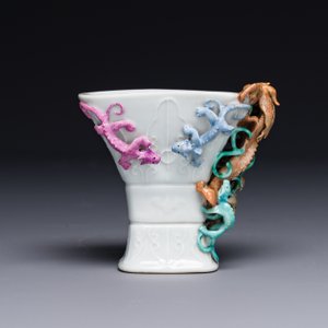 Coupe archaïque de forme 'zun' en porcelaine de Chine famille rose à décor de neuf dragons appliqués, Qianlong/Jiaqing — photo 5