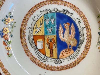 Coupe armoriée en porcelaine de Chine verte-Imari aux armes de 'Scholten' et de 'Hogenberg', Yongzheng — photo 2