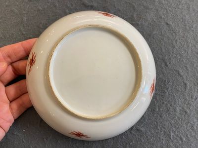 Coupe armoriée en porcelaine de Chine verte-Imari aux armes de 'Scholten' et de 'Hogenberg', Yongzheng — photo 4