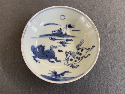Coupe aux chevaux en porcelaine de Chine en bleu et blanc de type ko-sometsuke pour le marché japonais, Tianqi/Chongzhen — photo 1