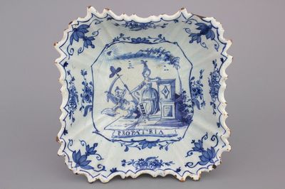 Coupe carrée en faïence de Delft, bleu et blanc, décor scène patriotique, 18e