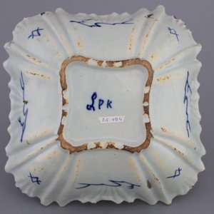 Coupe carrée en faïence de Delft, bleu et blanc, décor scène patriotique, 18e — photo 2