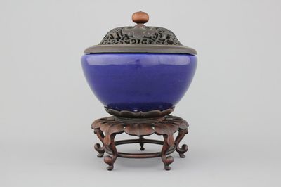 Coupe couverte en porcelaine de Chine monochrome bleu, avec support en bois, 19e
