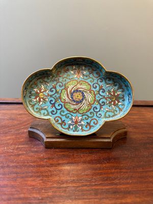 Coupe de forme quadrilobe en émaux cloisonnés à décor floral sur socle en bois, Chine, Yongzheng — photo 1