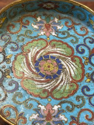 Coupe de forme quadrilobe en émaux cloisonnés à décor floral sur socle en bois, Chine, Yongzheng — photo 2
