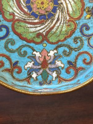 Coupe de forme quadrilobe en émaux cloisonnés à décor floral sur socle en bois, Chine, Yongzheng — photo 4