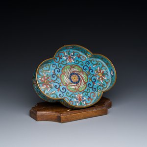 Coupe de forme quadrilobe en émaux cloisonnés à décor floral sur socle en bois, Chine, Yongzheng — photo 1
