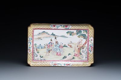 Coupe de forme rectangulaire en émaux de Canton, Chine, Yongzheng