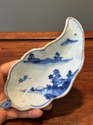 Coupe en forme de feuille en porcelaine de Chine en bleu et blanc de type ko-sometsuke pour le Japon, Tianqi — photo 1