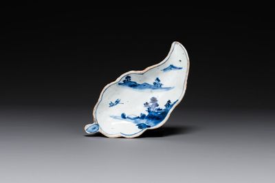 Coupe en forme de feuille en porcelaine de Chine en bleu et blanc de type ko-sometsuke pour le Japon, Tianqi