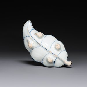 Coupe en forme de feuille en porcelaine de Chine en bleu et blanc de type ko-sometsuke pour le Japon, Tianqi — photo 2