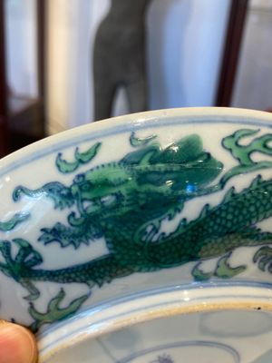 Coupe en porcelaine de Chine à décor d'un dragon en doucai-vert, marque et probablement époque de Kangxi — photo 8