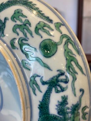 Coupe en porcelaine de Chine à décor d'un dragon en doucai-vert, marque et probablement époque de Kangxi — photo 10