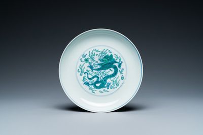 Coupe en porcelaine de Chine à décor d'un dragon en doucai-vert, marque et probablement époque de Kangxi