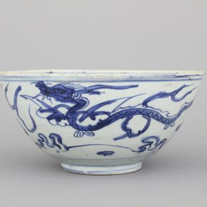 Coupe en porcelaine de Chine, bleu et blanc, à décor d'un dragon, dynastie Ming — photo 1