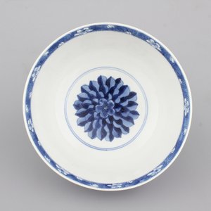 Coupe en porcelaine de Chine, bleu et blanc, avec caractères, Kangxi, 18e — photo 3