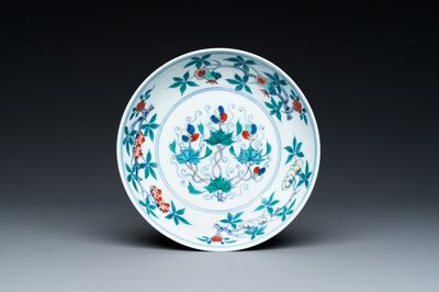 Coupe en porcelaine de Chine doucai à décor de 'sanduo', Kangxi