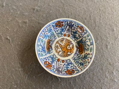 Coupe en porcelaine de Chine doucai à décor d'un dragon, marque de Jiaqing, 19ème — photo 1