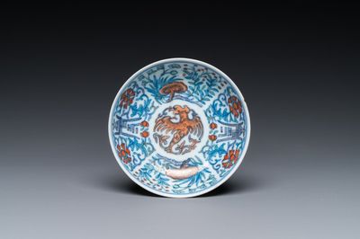 Coupe en porcelaine de Chine doucai à décor d'un dragon, marque de Jiaqing, 19ème